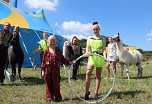 Enrico Kaselowsky mit Lama Samurai (v. l.), Jeremy Ebel, Lion Ebel, Darleen Kaselowsky mit Lama Udo, Naomi Kaselowsky und Natalie Ebel mit Lama Wolfgang vom Circus Pfiffikus gastieren in Asemissen. - Birgit Guhlke
