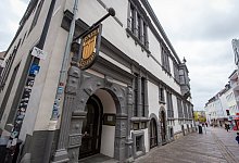 Paderborn, 13. Oktober 2022: Eingang mit Schild zum Paderborner Ratskeller am Rathausplatz / die historischen Gem&auml;uer werden saniert f&uuml;r eine Wiederer&ouml;ffnung einer Gastronomie wahrscheinlich im Jahr 2024 / Historisches Rathaus - Niklas T&uuml;ns