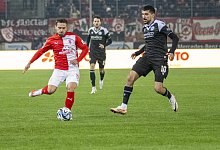 Halle, Deutschland 08. Dezember 2023: 3.Liga - 2023/2024 - Hallescher FC vs. DSC Arminia Bielefeld v. li. im Zweikampf N - IMAGO/Fotostand