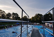 Freibad_discoschwimmen-schlangen-0208-1 - Jana-Kristin Barkei