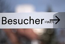 Gegendertes Hinweisschild - dpa