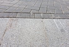 Schleifspuren und rausgebrochene Betonst&uuml;cke zeugen vom Aufprall der Fahrzeuge - Moritz Trinsch