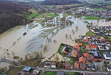 Die Nethe hat ihr Flussbett verlassen und sucht sich ihren Weg &uuml;ber Felder, Wiese und G&auml;rten im Bereich Ottbergen. - Thomas Kube