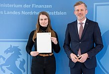 staatssekretar-der-finanzen-dr-gunnewig-mit-absolventin-malin-zoe-ehmke - 1 - Ministerium der Finanzen / Mark Hermenau