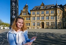 Elisabeth (18), Abiturientin am Ratsgymnasium, l&auml;chelt erleichtert. Noch nicht ihr Abizeugnis, aber die Best&auml;tigung ihres negativen Coronatests h&auml;lt sie in der Hand. Woanders hatte ein Sch&uuml;ler nicht so viel Gl&uuml;ck &ndash; und konnte jetzt nicht mitschreiben. - Andreas Zobe/NW