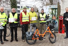 Thomas Eichele (v. l.), Frank Lohe und Manfred Wiehenkamp (alle ADFC), G&uuml;nter Weigel (Lippe Tourismus & Marketing GmbH), B&uuml;rgermeister Martin Hoffmann und Winfried Brunner (Rotary-Club) bei der Vorstellung der ersten digital abrufbaren und neuen Fahrradtour rund um Leopoldsh&ouml;he. Die Fahrrad-Reparaturstation hat zur H&auml;lfte der Rotary-Club gesponsert. - Birgit Guhlke