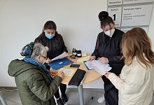 Fl&uuml;chtlinge in Lage - Astrid Sewing