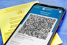 Die ersten Impfzertifikate, die in den Apps hinterlegt sind, laufen ab. - epd-bild / Friedrich Stark