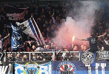 Bielefelder Fans zuenden Pyro Fussball, Herren, Saison 2022/2023, 2.BL, Holstein Kiel gegen DSC Arminia Bielefeld, Holst - IMAGO/Susanne H&Atilde;&frac14;bner