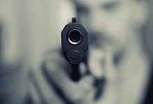 Der T&auml;ter z&uuml;ckte dreimal seine Schusswaffe. An der Gotenstra&szlig;e verletzte er eine Frau mit einem Schlag mit der Pistole. - Symbolfoto: pixabay / Creative Commons