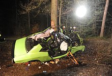 Der Dodge prallte auf der Leverner Straße in Bohmte gegen einen Baum. Aus dem Wrack rettete die Feuerwehr Stemwede den 29-jährigen Fahrer und seine fünfjährige Tochter. Der Fahrer wurde lebensgefährlich verletzt und ins Klinikum Minden geflogen. - Joern Spreen-Ledebur