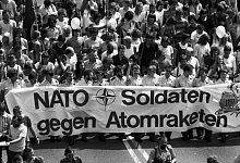 350.000 gegen Natodoppelbeschluss - picture alliance / Klaus Rose