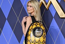 Argylle World Premiere in London - Claudia Schiffer mit Katze im Rucksack Argylle World Premiere - London Claudia Schif - 1 - IMAGO/PA Images