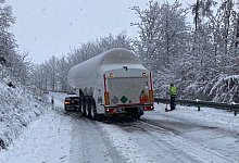 Für diesen Tanklastzug ging es zwischen Husen und Lichtenau weder vor noch zurück. - Polizei Paderborn