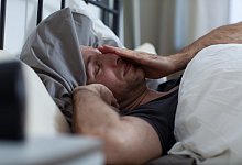 Wenn beim Einschlafen der Kopf nicht abschalten will - (c) dpa-tmn