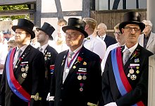 Dietrich G&uuml;nnewich (Mitte) soll zum K&ouml;nig proklamiert werden. - Rudi Rudolph