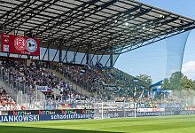 Die Bielefelder Fans im Gaesteblock des Stadions an der Hafenstrasse in Essen, GER Rot-Weiss Essen vs. Arminia Bielefeld - IMAGO/Eibner