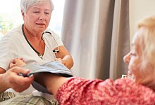 &Auml;rztin beim Blutdruck messen - picture alliance