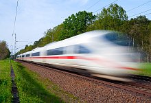 ICE des DB Fernverkehr in Bewegung - Deutsche Bahn AG / Volker Emersleben