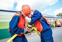 Jugendfeuerwehren aus NRW meistern die Leistungsspange in Augustdorf - FreitagTV