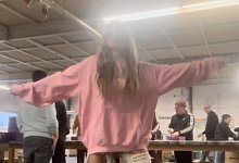 W&auml;hrend die Tokio-Hotel-Jungs flei&szlig;ig unterschreiben, tanzt Topmodel Heidi Klum fr&ouml;hlich durch die Lagerhalle in Sennestadt. - Instagram: heidiklum