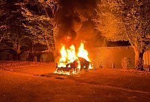 autobrennt_fw_lage - Feuerwehr Lage