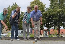 Petra und Hans Elkenkamp, Karin und Peter Fliege (v. l.) lassen die st&auml;hlernen Kugeln rollen. Wenn das Wetter es zul&auml;sst, verabreden sie sich kurzfristig zu einem Spiel auf der Boulebahn. - Karin Prignitz