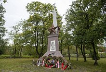 Befreiung des Kriegsgefangenenlagers Stalag326 vor 75 Jahren Gesellschaft: Geschichte, Zweiter Weltkrieg: Obelisk auf de - imago images/Kirchner-Media