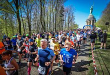 Auch beim 51. Hermannslauf starten die Teilnehmer am Fuße des Hermannsdenkmals in Detmold. - Sarah Jonek Fotografie