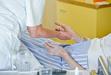 Krankenpflege im Krankenhaus - dpa / Daniel Karmann