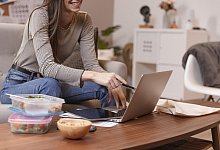 woman working with lunch boxes her - Verbraucherzentrale