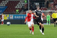 Nico Hug (HFC, 22), Fabian Klos (Arminia, 9), Hallescher FC - Arminia Bielefeld, Fussball, 3. Liga, 18. Spieltag, 2023/2 - IMAGO/Eckehard Schulz