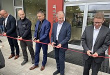 pressebild-alfred-losing-daniel-krein-eugen-unruh-andreas-neufeld-und-david-wiebe-schneiden-das-rote-band-zur-eroffnung-des-neuen-gebaudes-durch - Christlicher Schulverein Lippe
