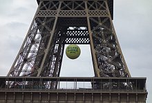 Anl&auml;sslich der French Open hing im Jahr 2014 ein riesiger Tennisball im Eiffelturm. - Norbert Schmidt