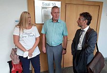 Trauern um ihren Sohn: Natalia und Viktor Fuhr auf dem Flur des Landgerichtes im Gespr&auml;ch mit Anwalt Horst-Peter Strickrodt. - Ludger Osterkamp
