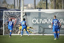 Arminia-Torh&uuml;ter Martin Fraisl (Hintergrund) pariert den Elfmeter von Kiels Kwasi Okyere Wriedt (18). - Sarah Jonek