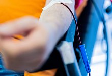 Ein Mann spendet im DRK-Blutspendezentrum Blut - Rolf Vennenbernd