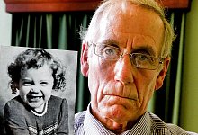 Richard Lee mit dem Bild seiner Tochter, die 1981 in Paderborn verschwand. - Holger Kosbab/British Army