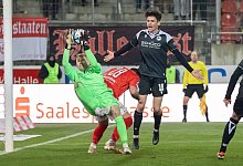 Torwart Jonas Kersken (Arminia, 1), Dominic Baumann (HFC, 28), Maximilian Grosser (Arminia, 19), Hallescher FC - Arminia - IMAGO/Eckehard Schulz