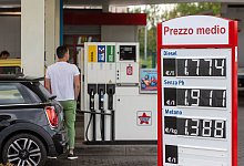 Tankstellen in Italien müssen Durchschnittspreise zeigen - Stefano Porta/dpa