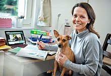 Verena Uhlig mit ihrem Hund zuhause am Schreibtisch. Sie hat ihr Berufsleben komplett umgekrempelt. - Barbara Franke