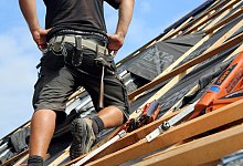 dachdecker-in-lohn-schieflage - IG BAU