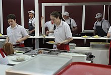 Kuechenhilfe - picture alliance / Sven Simon