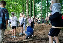 02_kinder-uberqueren-das-moor - Landesverband Lippe