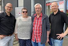 Marktinhaber Jan Christoph Kiwitt (links) und Marktleiter Bj&ouml;rn Meyer (rechts) halfen bei der Rettung von Willi Loppnow, &uuml;ber die auch dessen Frau Christiane &uuml;bergl&uuml;cklich ist. - Cordula Gr&ouml;ne