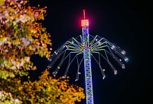 Ein besonderes Erlebnis mit Nervenkitzel verspricht der brandneue &bdquo;Nordic Tower" - auf dem Foto 2023 beim Pollhans. Mit 90 Metern H&ouml;he ist er eines der h&ouml;chsten transportablen Kettenkarussells der Welt. - NW