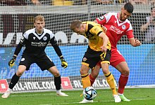 Niklas Hauptmann (SG Dynamo Dresden) am Ball, Gerrit Gohlke (DSC Arminia Bielefeld) re. und Jonas Kersken (Torwart, DSC - IMAGO/Eibner