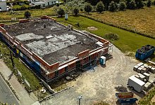 Die Aufr&auml;umarbeiten an der in Brand gesetzten Kita haben begonnen. - Freitag TV/Leon Stock