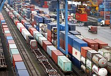 Zug aus China im Containerterminal im Hafen Duisburg - dpa