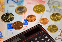 wenig-geld-mit-taschenrechner-c-symbolf-pix33 - Symbolfoto Pixabay